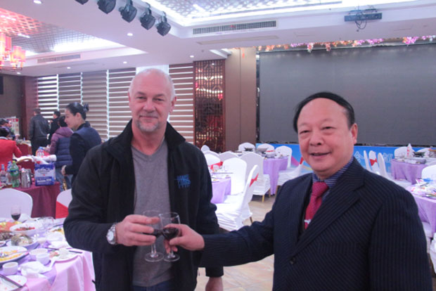 磐吉奥德国领导人(左)举杯向翔天酒店党支部书记易克勤(右)敬酒